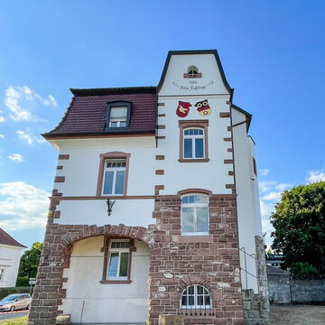 Galerie Bohn: Restaurationen Villa Froschegg, Zustand Wappen und Fassade nachher, Schriftzug ergänzt