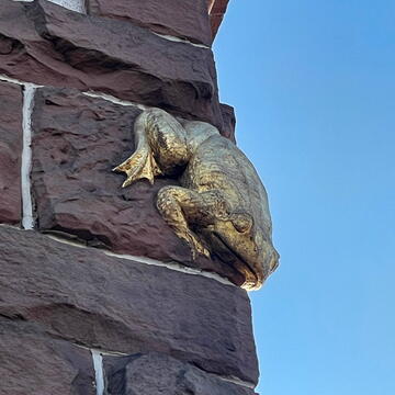 Galerie Bohn: Restaurationen Villa Froschegg, Zustand Frosch vorher