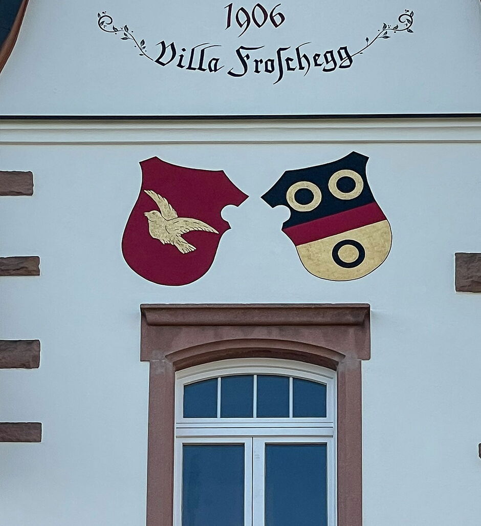 Galerie Bohn: Restaurationen Villa Froschegg, Zustand Wappen und Fassade nachher, Schriftzug ergänzt