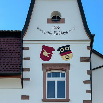Galerie Bohn: Restaurationen Villa Froschegg, Zustand Wappen und Fassade nachher, Schriftzug ergänzt