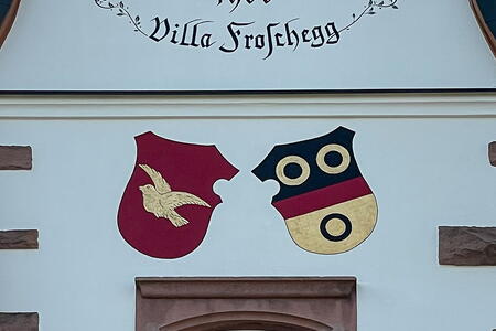 Galerie Bohn: Restaurationen Villa Froschegg, Zustand Wappen und Fassade nachher, Schriftzug ergänzt