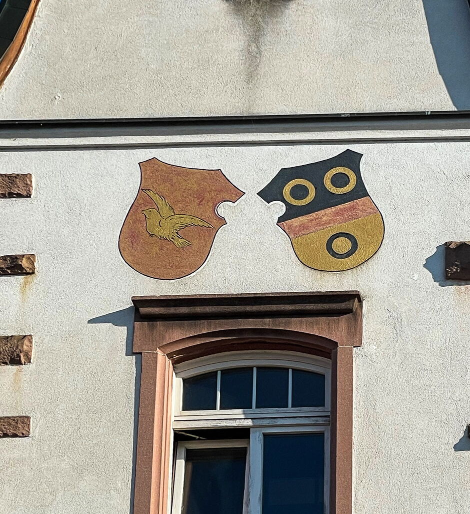 Galerie Bohn: Restaurationen Villa Froschegg, Zustand Wappen und Fassade vorher