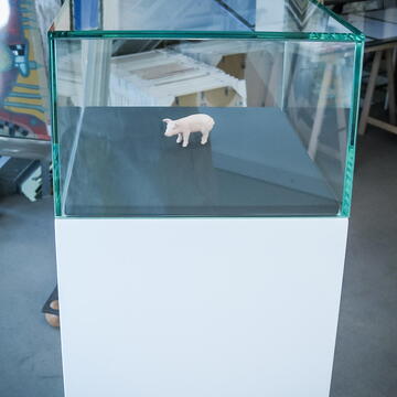 Objektrahmung: Glücksschwein auf Stele