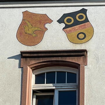 Galerie Bohn: Restaurationen Villa Froschegg, Zustand Wappen und Fassade vorher